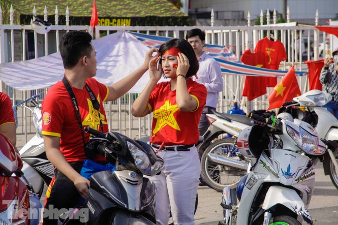 CĐV đốt pháo sáng, diễu hành trước trận Việt Nam - Philippines - ảnh 12