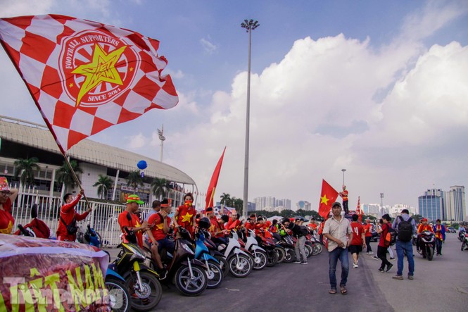 CĐV đốt pháo sáng, diễu hành trước trận Việt Nam - Philippines - ảnh 13