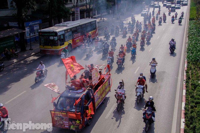 CĐV đốt pháo sáng, diễu hành trước trận Việt Nam - Philippines - ảnh 1