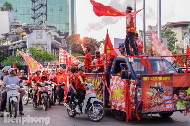 CĐV đốt pháo sáng, diễu hành trước trận Việt Nam - Philippines - ảnh 2