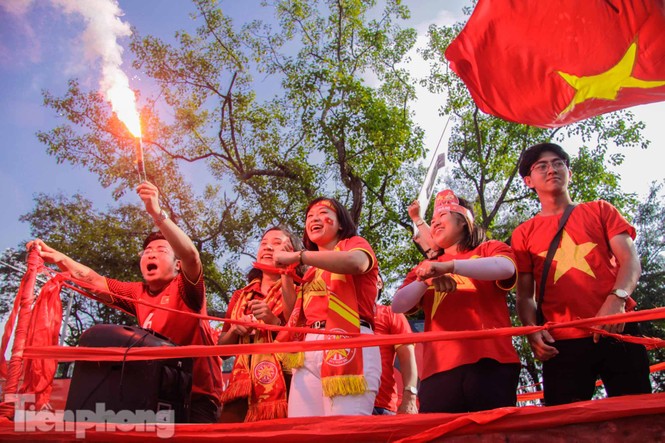 CĐV đốt pháo sáng, diễu hành trước trận Việt Nam - Philippines - ảnh 5