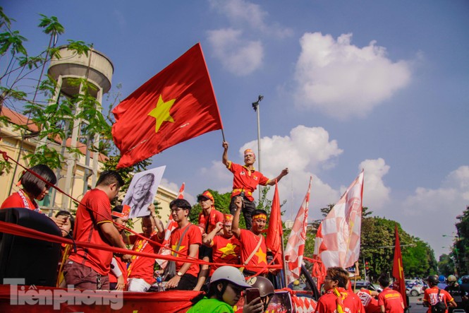 CĐV đốt pháo sáng, diễu hành trước trận Việt Nam - Philippines - ảnh 7