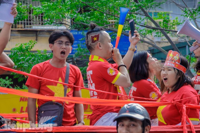 CĐV đốt pháo sáng, diễu hành trước trận Việt Nam - Philippines - ảnh 8