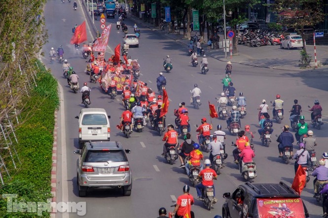 CĐV đốt pháo sáng, diễu hành trước trận Việt Nam - Philippines - ảnh 9