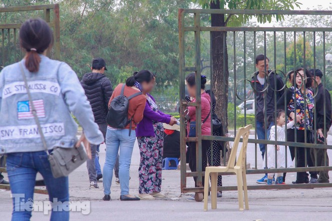 'Chợ đen' nhộn nhịp buôn vé trước trận giao hữu Việt Nam - Triều Tiên - ảnh 1