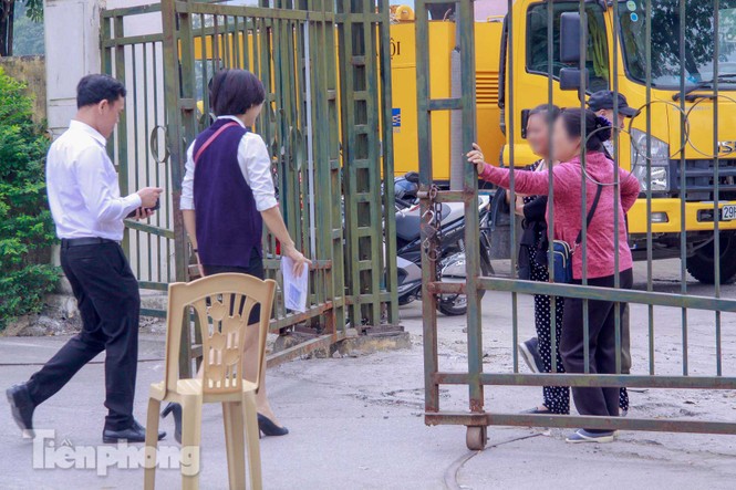 'Chợ đen' nhộn nhịp buôn vé trước trận giao hữu Việt Nam - Triều Tiên - ảnh 2