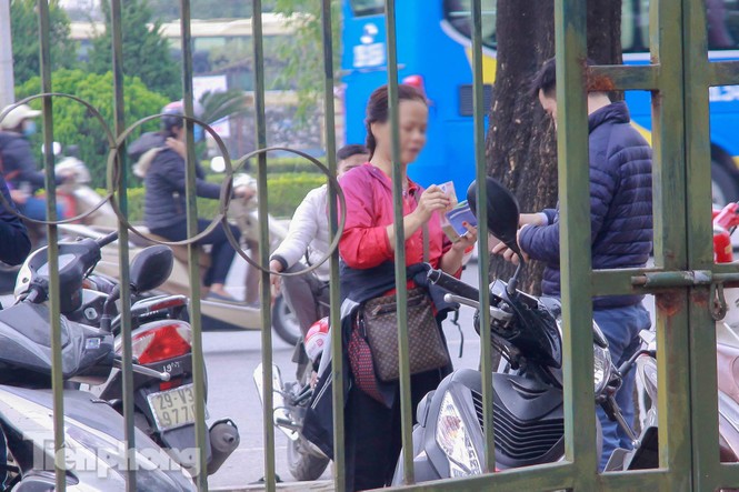 'Chợ đen' nhộn nhịp buôn vé trước trận giao hữu Việt Nam - Triều Tiên - ảnh 3