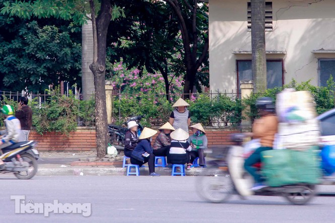 'Chợ đen' nhộn nhịp buôn vé trước trận giao hữu Việt Nam - Triều Tiên - ảnh 4