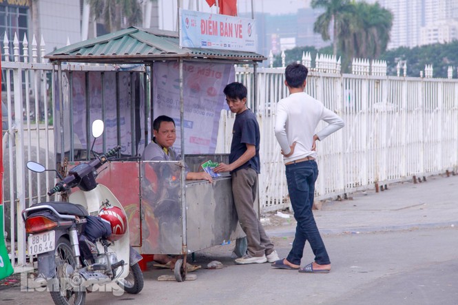 'Chợ đen' nhộn nhịp buôn vé trước trận giao hữu Việt Nam - Triều Tiên - ảnh 8