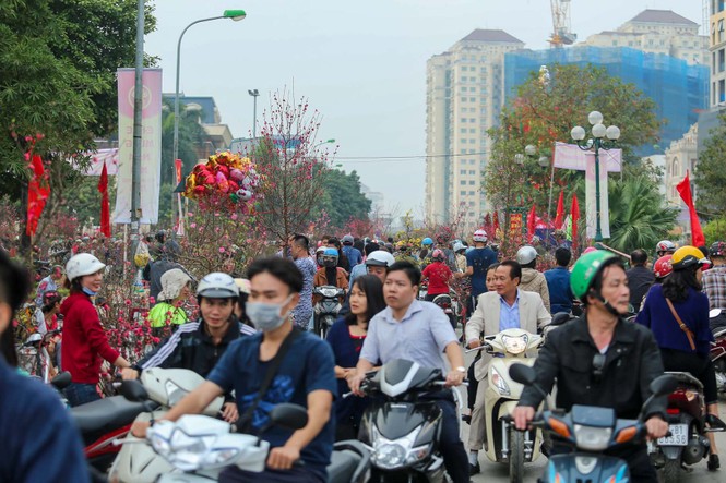Quất, đào 'đại hạ giá' tràn ngập phố Hà Nội ngày 30 Tết - ảnh 1