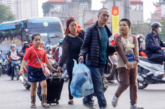 'Tay xách nách mang' trở lại Thủ đô sau kỳ nghỉ Tết - ảnh 10