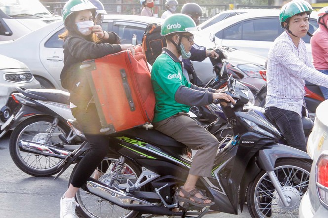 'Tay xách nách mang' trở lại Thủ đô sau kỳ nghỉ Tết - ảnh 11