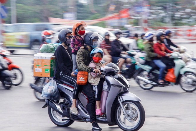 'Tay xách nách mang' trở lại Thủ đô sau kỳ nghỉ Tết - ảnh 12