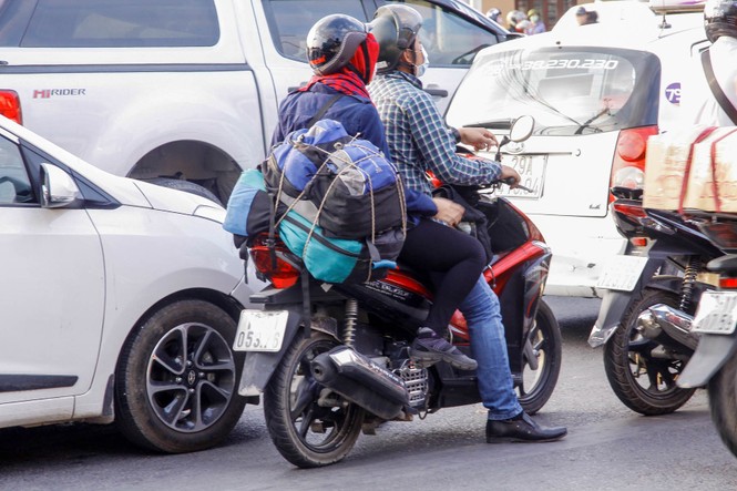 'Tay xách nách mang' trở lại Thủ đô sau kỳ nghỉ Tết - ảnh 13
