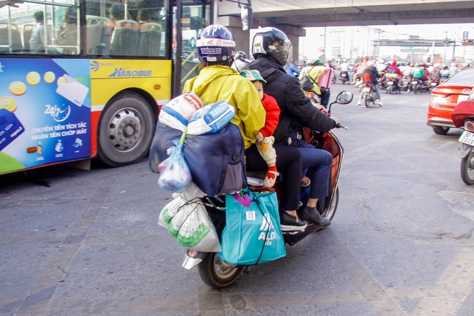 'Tay xách nách mang' trở lại Thủ đô sau kỳ nghỉ Tết - ảnh 14