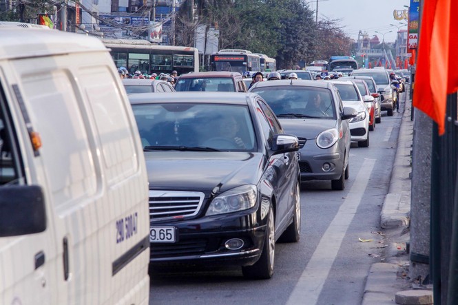 'Tay xách nách mang' trở lại Thủ đô sau kỳ nghỉ Tết - ảnh 16
