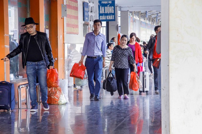 'Tay xách nách mang' trở lại Thủ đô sau kỳ nghỉ Tết - ảnh 1