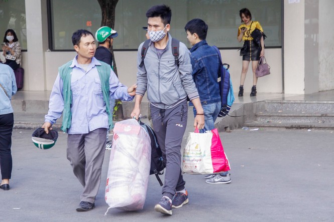 'Tay xách nách mang' trở lại Thủ đô sau kỳ nghỉ Tết - ảnh 2