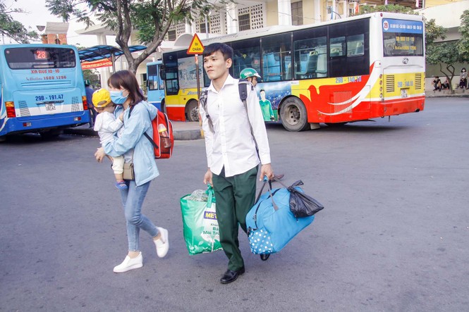 'Tay xách nách mang' trở lại Thủ đô sau kỳ nghỉ Tết - ảnh 3