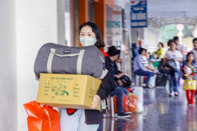 'Tay xách nách mang' trở lại Thủ đô sau kỳ nghỉ Tết - ảnh 4