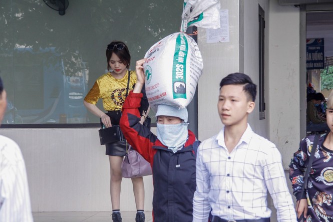 'Tay xách nách mang' trở lại Thủ đô sau kỳ nghỉ Tết - ảnh 7