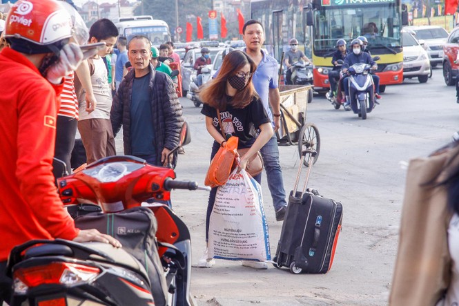 'Tay xách nách mang' trở lại Thủ đô sau kỳ nghỉ Tết - ảnh 9