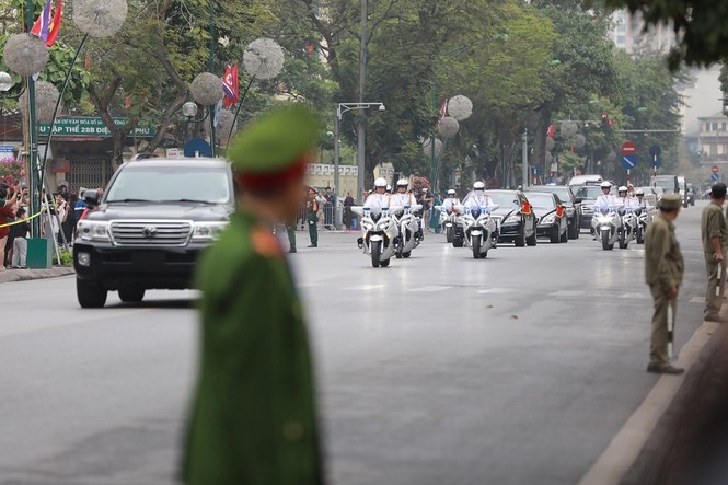 Đoàn xe ông Kim Jong Un lăn bánh rời thủ đô Hà Nội - ảnh 5
