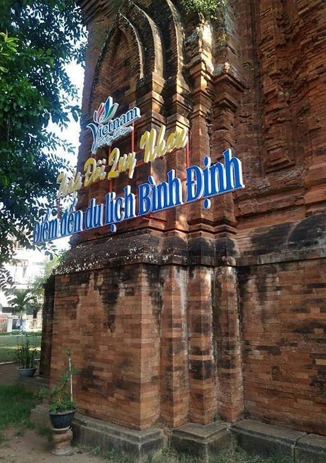 Khoan, đục tháp Chăm ngàn năm tuổi treo biển quảng bá du lịch gây phẫn nộ - ảnh 1