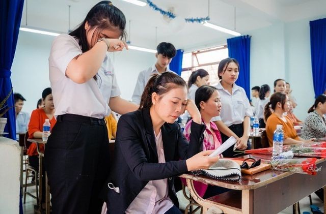 Xúc động ảnh kỷ yếu đặc biệt 'Có những điều con chưa dám nói' - ảnh 4