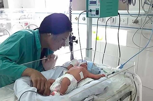 Năm nhân viên phòng khám lao ra công viên cứu sản phụ đẻ rơi con - ảnh 1
