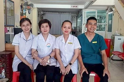 Năm nhân viên phòng khám lao ra công viên cứu sản phụ đẻ rơi con - ảnh 2