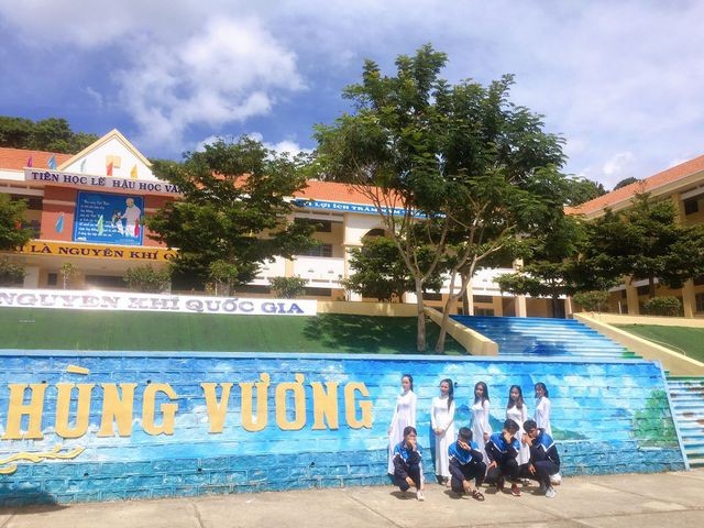 Ngôi trường ở Lâm Đồng có cầu thang 'sống ảo' hút dân mạng - ảnh 3