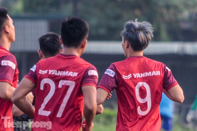 Nhuộm tóc xanh khói, Văn Toàn nổi bần bật ở tuyển Việt Nam - ảnh 3