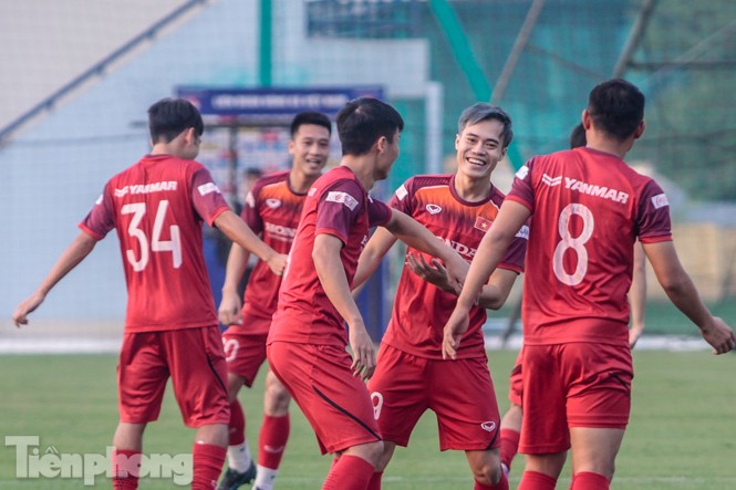 Nhuộm tóc xanh khói, Văn Toàn nổi bần bật ở tuyển Việt Nam - ảnh 7