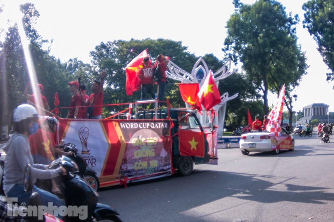 CĐV nhuộm đỏ phố phường, tiếp lửa cho tuyển Việt Nam - ảnh 9