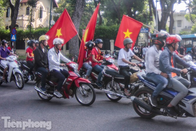 CĐV nhuộm đỏ phố phường, tiếp lửa cho tuyển Việt Nam - ảnh 10
