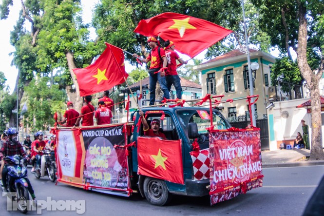 CĐV nhuộm đỏ phố phường, tiếp lửa cho tuyển Việt Nam - ảnh 12