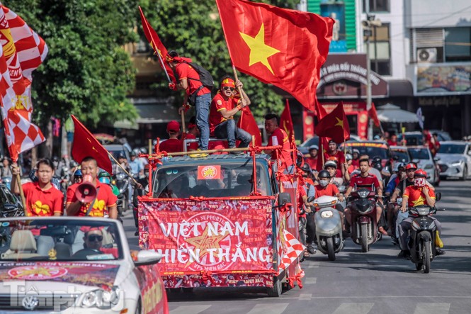 CĐV nhuộm đỏ phố phường, tiếp lửa cho tuyển Việt Nam - ảnh 2