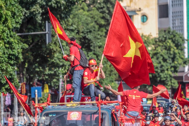 CĐV nhuộm đỏ phố phường, tiếp lửa cho tuyển Việt Nam - ảnh 3