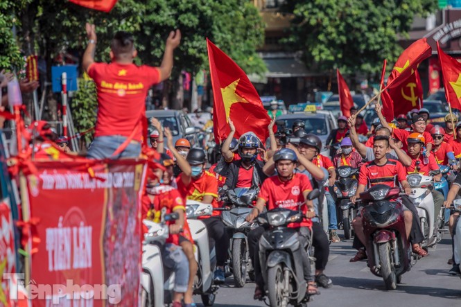 CĐV nhuộm đỏ phố phường, tiếp lửa cho tuyển Việt Nam - ảnh 4