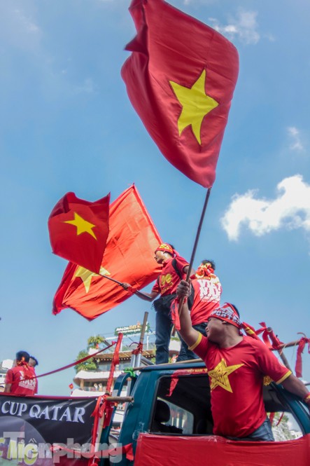 CĐV nhuộm đỏ phố phường, tiếp lửa cho tuyển Việt Nam - ảnh 6