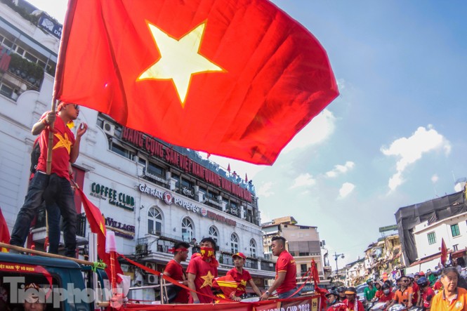 CĐV nhuộm đỏ phố phường, tiếp lửa cho tuyển Việt Nam - ảnh 7