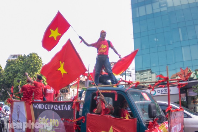 CĐV nhuộm đỏ phố phường, tiếp lửa cho tuyển Việt Nam - ảnh 8