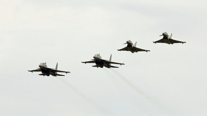 Su-30MKI Ấn Độ bay ngàn dặm tới Anh đọ sức cùng Typhoon - ảnh 10