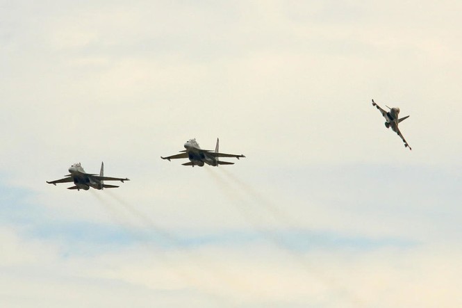 Su-30MKI Ấn Độ bay ngàn dặm tới Anh đọ sức cùng Typhoon - ảnh 4