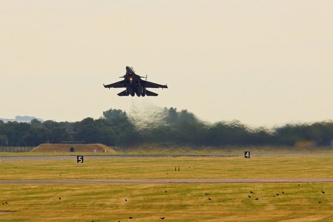 Su-30MKI Ấn Độ bay ngàn dặm tới Anh đọ sức cùng Typhoon - ảnh 6
