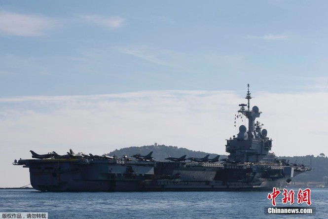 Mục kích tàu sân bay Pháp rời cảng tham chiến chống IS - ảnh 6