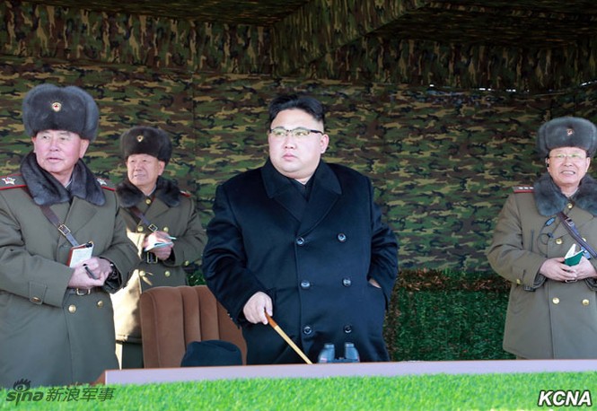 Ông Kim Jong-un trực tiếp chỉ đạo xe tăng vượt sông tập trận - ảnh 1
