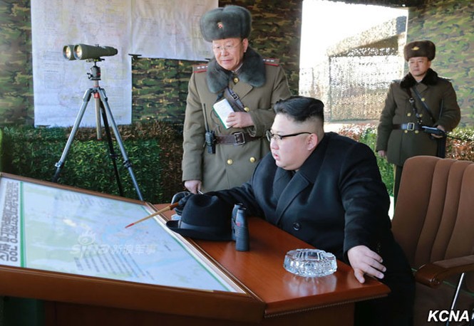Ông Kim Jong-un trực tiếp chỉ đạo xe tăng vượt sông tập trận - ảnh 2