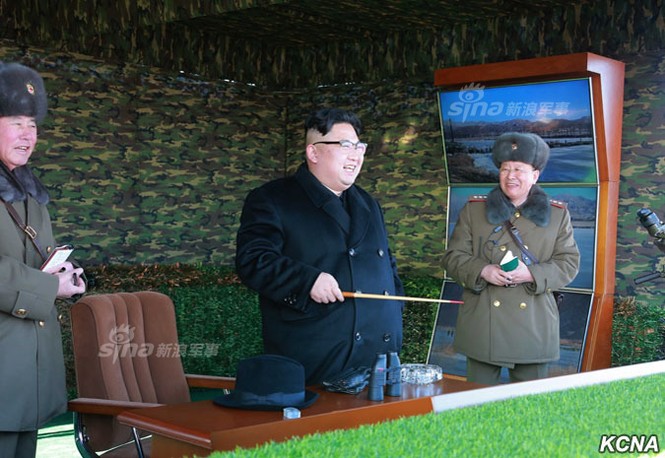 Ông Kim Jong-un trực tiếp chỉ đạo xe tăng vượt sông tập trận - ảnh 3